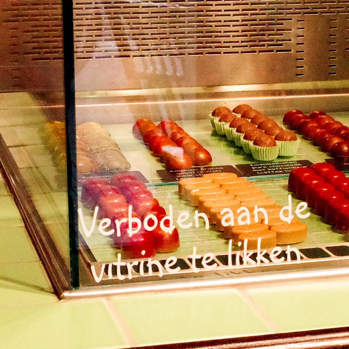 #straatjutten 4831: Likken
Grappige tekst bij 'Neef Rob' in Delft: "Niet aan de vitrine likken". 
Het brengt een glimlach op je gezicht EN het vermoeden dat dit dan wel heel erg lekkere bonbons moeten zijn

#ideeënstarter: gebruik humor.