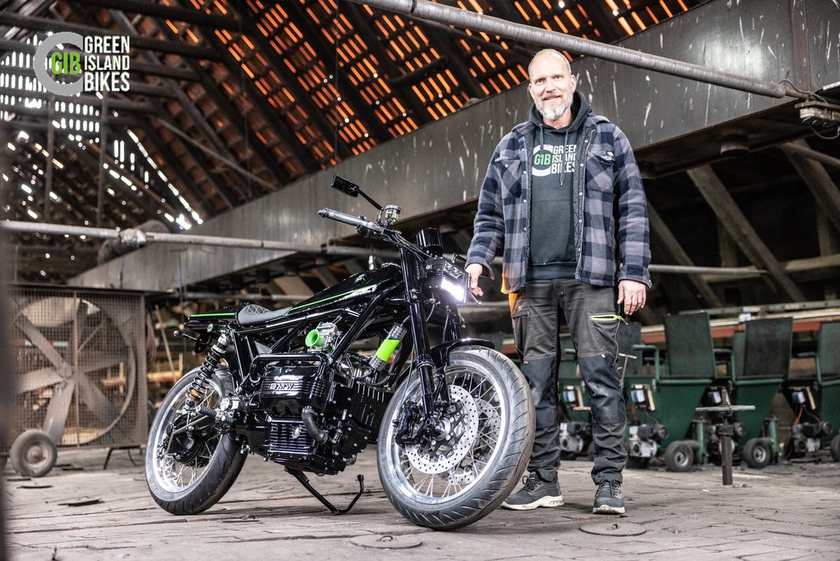 „The Black Brick“
Dieser Umbau war für mich eine Herzensangelegenheit! Das Ergebnis: ein außergewöhnliches Motorrad mit einer ebenso beeindruckenden Entstehungsgeschichte.
 Seid gespannt – die Vorstellung erfolgt am 12.09.2024!
green-island-bikes.de