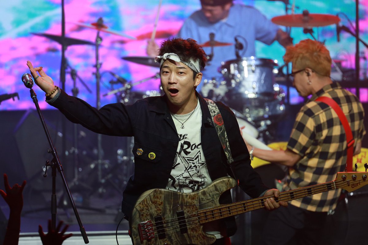 thecaptainrock's tweet photo. 뮤즈온 라이브 위크 💕🎹🎸🤘🪐🚀🍀💚
하나 둘 셋 크라잉넛 사랑해 
크라잉넛도 여러분 사랑해🥰
크라잉넛은 행복했답니다. 
즐거운 여운이 향수처럼 남아있네요. 

레드씨, 터치드 완전 락스타! 
모두 멋졌다는

2024.9.4. 

#크라잉넛 #뮤즈온 #레드씨 #터치드 https://t.co/eBPvBlZt5w