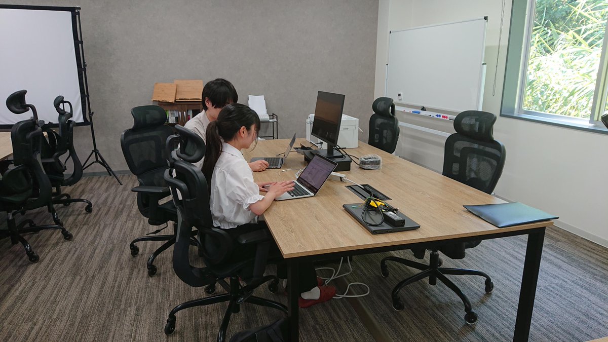 sado_job's tweet photo. ＼就業体験先をのぞき見！／
〇株式会社PRUM(プラム)
「日本のエンジニア不足を解消する」ことを目標に掲げ、エンジニア未経験者の採用・育成に力を入れています！

就業体験では、オンライン上で選挙投票ができる「デジタル選挙システム」のシステム開発体験を行っています。

学生は分からないことは積極的に質問しながら、真剣な表情で取り組んでいます😊
#SADOJOB2024
#インターンシップ 
#就活