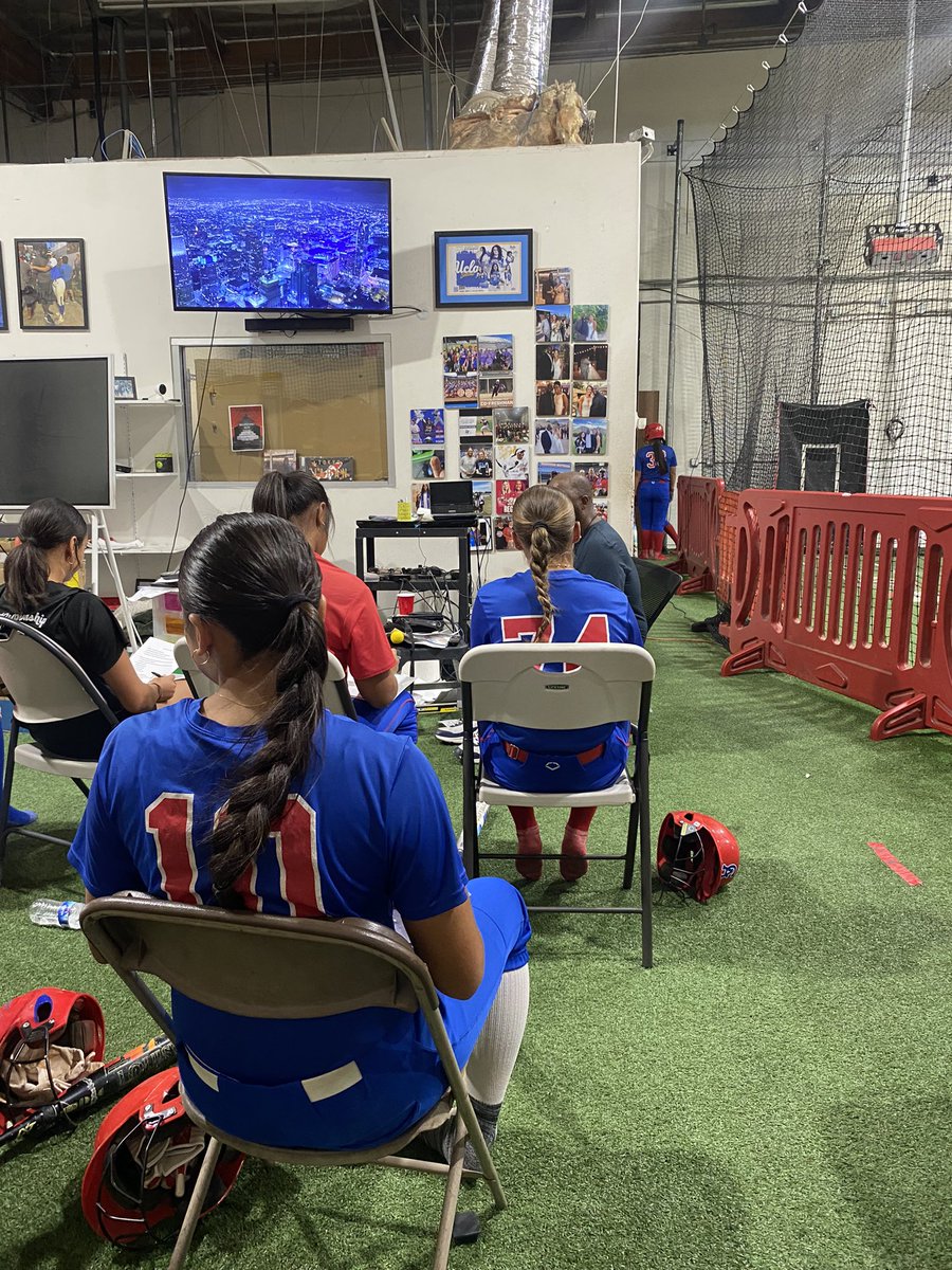 gigib_7483's tweet image. Back at it! Wednesday night hitting session. Today we worked on our hitting sequence and building momentum. 
#classof2027 #coronaangels #momentum #hitting