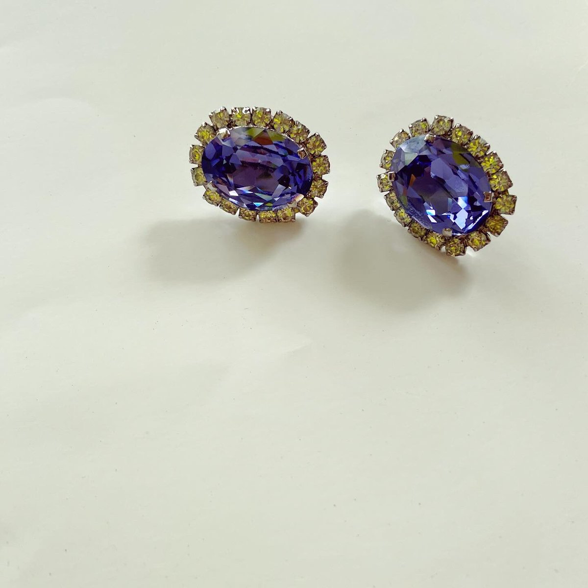 outauni's tweet image. こないだBOOKOFFで1000円だった大きなラインストーンイヤリング💎

帰宅後ピアスパーツに張り替えた！
大きいからぐらぐらするけどよくできました☺️

💎周りの石が黄色く見えるのは私のスマホカバーのせいです！
ほんとは透明だよー。

#今日のアクセサリー #accessoriesoftheday #vintageaccessories
