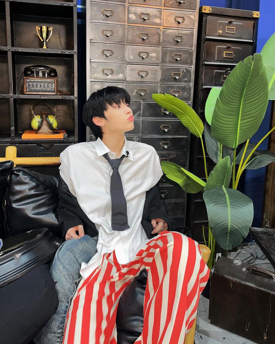 taesanj's tweet image. Here's a style for starting the semester on campus. There's no right or wrong when it comes to fashion. The key is confidence—wear what makes you feel good, and you'll always look cool no matter what.