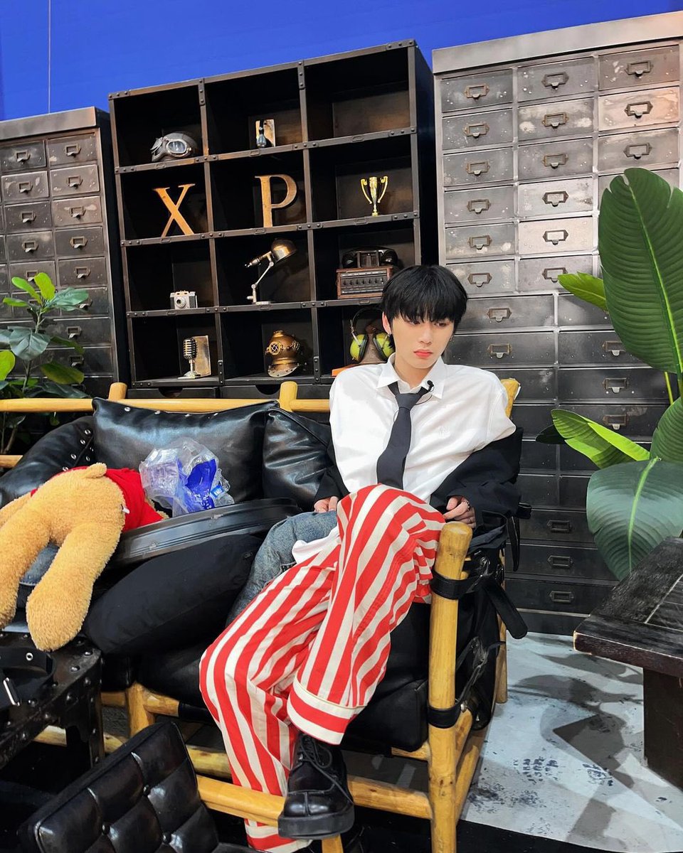 taesanj's tweet image. Here's a style for starting the semester on campus. There's no right or wrong when it comes to fashion. The key is confidence—wear what makes you feel good, and you'll always look cool no matter what.