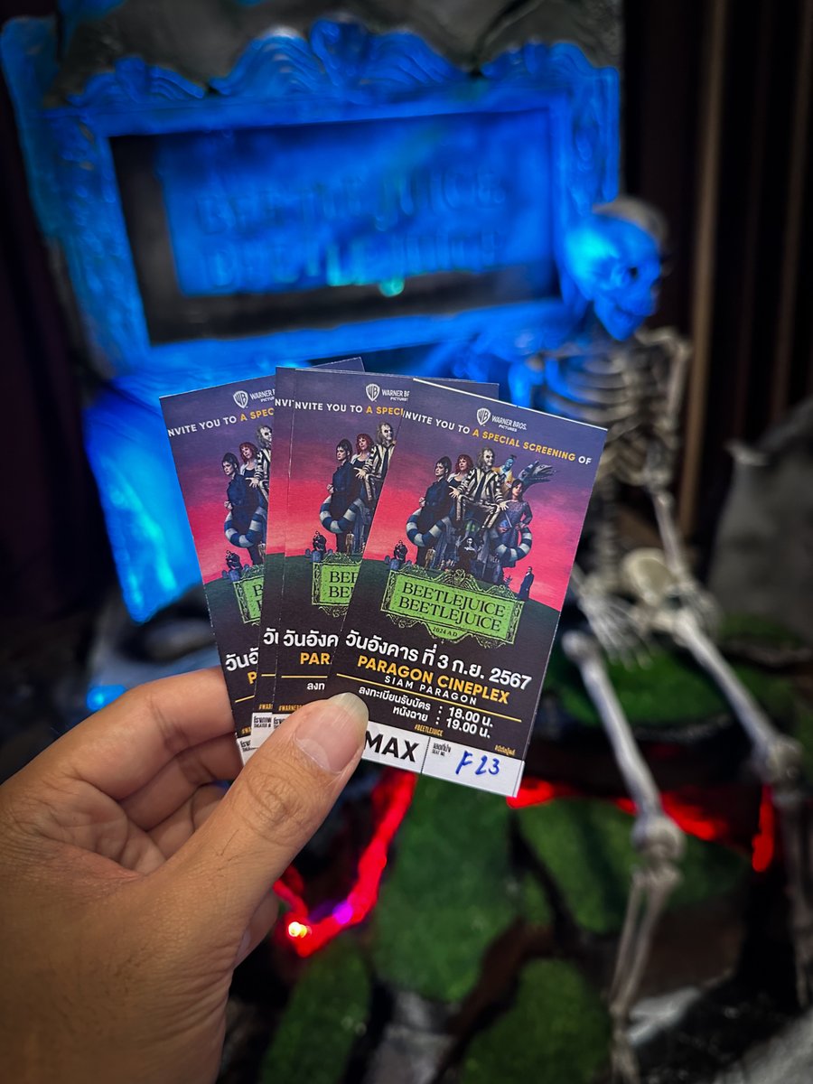 prite_wrn's tweet image. Tim burton ยังรักษาเอกลักษณ์ความขลังสุดเพี้ยนไว้ได้อย่างครบถ้วน และยังทำให้รู้สึกอบอุ่นและอิ่มเอมใจกับการได้กลับมาดูภาคต่อเรื่องนี้ เหมือนได้มาเยี่ยมญาติที่ได้เห็นเค้าเปลี่ยนแปลงและเติบโต พร้อมใส่เรื่องความสัมพันธ์ แทรกมุกตลกร้ายและความวายป่วงมาได้ขำมาก #Beetlejuice