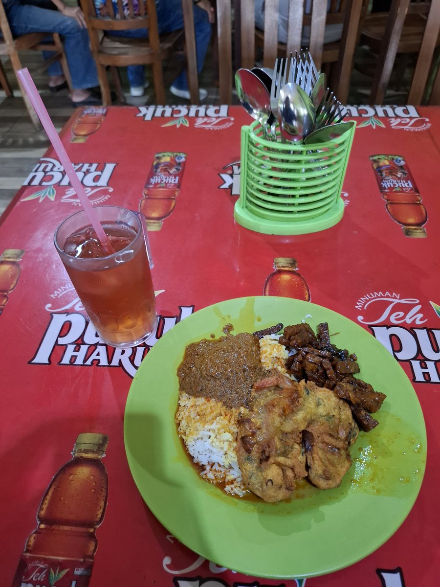benedikplm's tweet photo. Konsepnya prasmanan, ambil makan trus langsung bayar. Banyak banget pilihan lauk dan sayurnya. Buka sampe sore. https://t.co/Ka6g8278ml