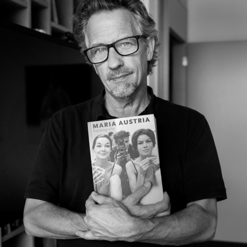 Bertien Minco (directeur Herinneringscentrum Kamp Westerbork) en Sake Elzinga (fotograaf) hebben haar al – de Dikke Austria. Ze zijn opgetogen over de fotobiografie. 
<a href="/mai_austria/">Maria Austria Inst.</a> #dikkeaustria