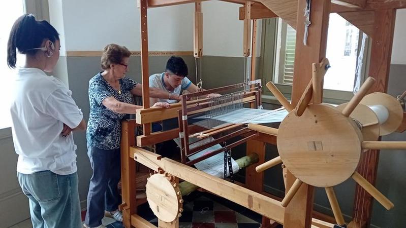 CamuniCando's tweet photo. Un futuro per la tessitura: a Monno le nonne insegnanti dei nipoti https://t.co/FNPdGLFN7o https://t.co/TP8KF511K9