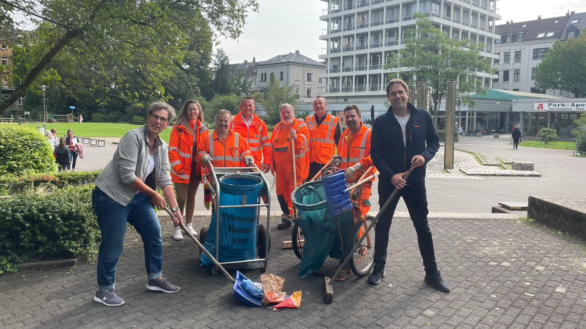 stadt_wuppertal's tweet photo. Haltet eure Besen und Müllsäcke bereit!🧹In knapp zwei Wochen, am 21. September, steht wieder ein #Talputz #Wuppertal an. Bei der Aufräum-Aktion werden Grün- und andere öffentliche Flächen von allem befreit werden, was dort vom Sommer übrig geblieben ist.➡️https://t.co/mh9laIuAbN https://t.co/KwhIFNiaKa