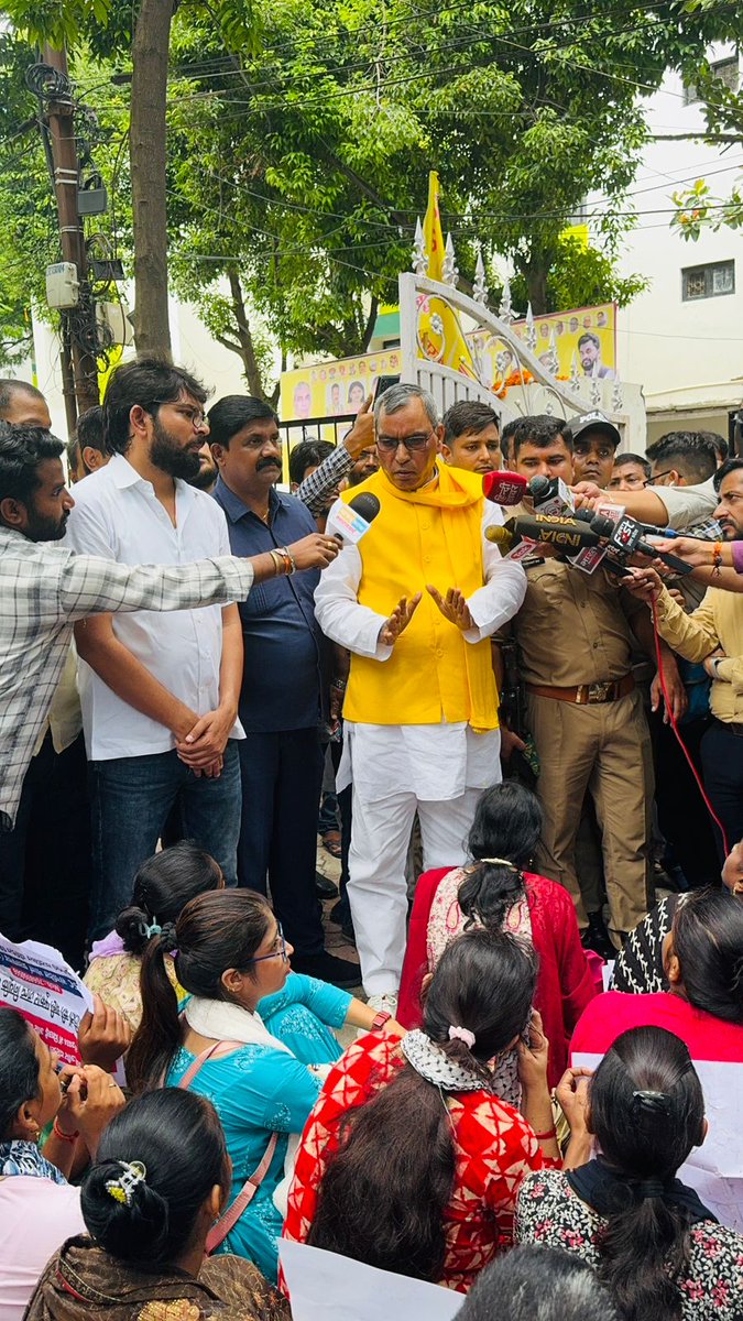 जैसा की 69000 शिक्षक भर्ती में आरक्षण घोटाले के शिकार अभ्यर्थी लगातार अपने पिछड़े दलित वर्ग के नेताओं के घरों का घेराव कर रहे हैं आज उसी क्रम में चौथे दिन माननीय ओमप्रकाश राजभर जी के आवास पर यह लोग पहुंचे हैं और अपनी वही मांग किया और माननीय हाईकोर्ट के आदेश का पालन किया जाए और