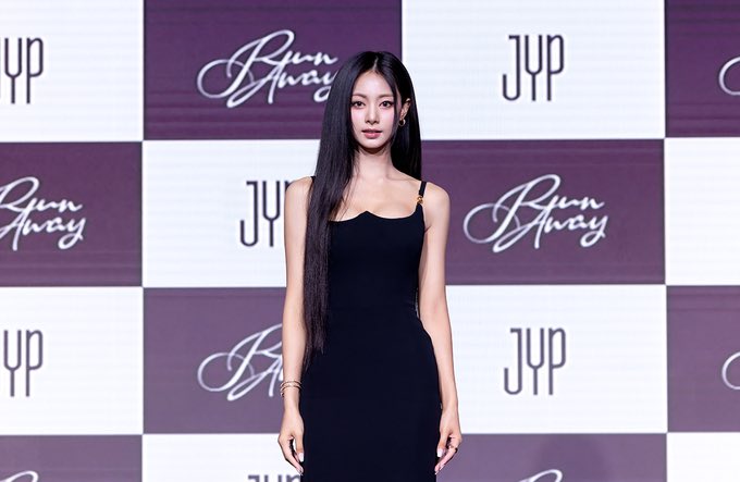 We are proud of you, Tzuyu. We can’t wait for AbouTZU and Run Away’s release tomorrow.

We will work hard to make this a successful debut, and we will make you proud. 💟