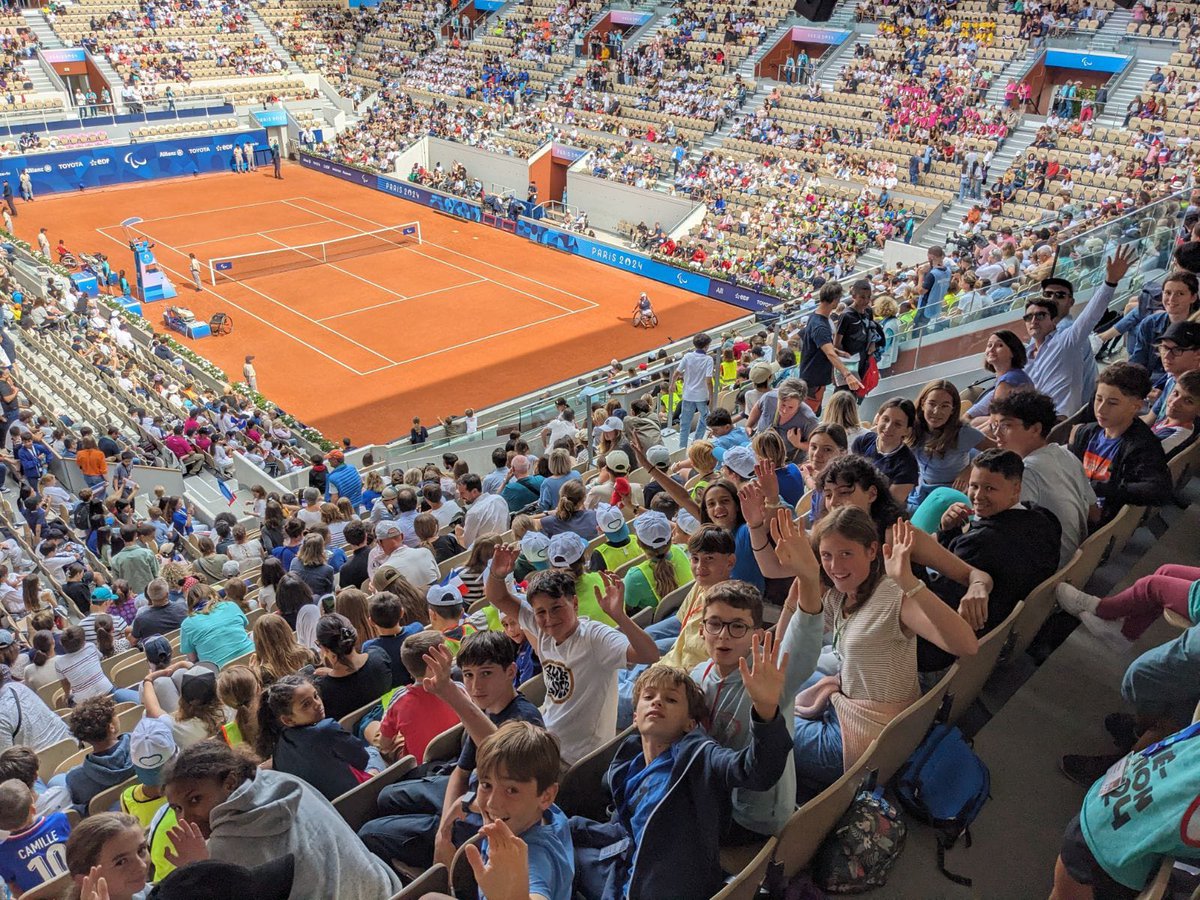 dsden64's tweet image. .@AcBordeaux @dsden64 @jeuxolympiques
[Jeux Paralympiques Paris 2024]
Les élèves de 4e du collège Marguerite de Navarre de @Ville_Pau ont l&apos;honneur d&apos;assister aux épreuves de tennis-fauteuil aux Jeux Paralympiques de Paris.
👍🎾🇫🇷
#JOP2024 
#handicapping 
#Paris2024