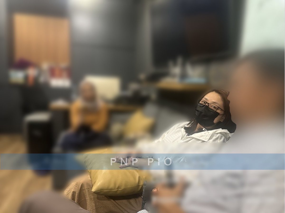 ABSCBNNews's tweet photo. TINGNAN: Mga larawan ni dismissed Mayor Alice Guo sa Indonesia bago siya dalhin pabalik sa Pilipinas ngayong  Huwebes, Setyembre 5, kasama sina DILG Sec. Benhur Abalos at PNP Chief Gen. Rommel Marbil. | via @RayaCapulong 

(📷 PNP PIO &amp; DILG) https://t.co/rqhLuUhq1Z