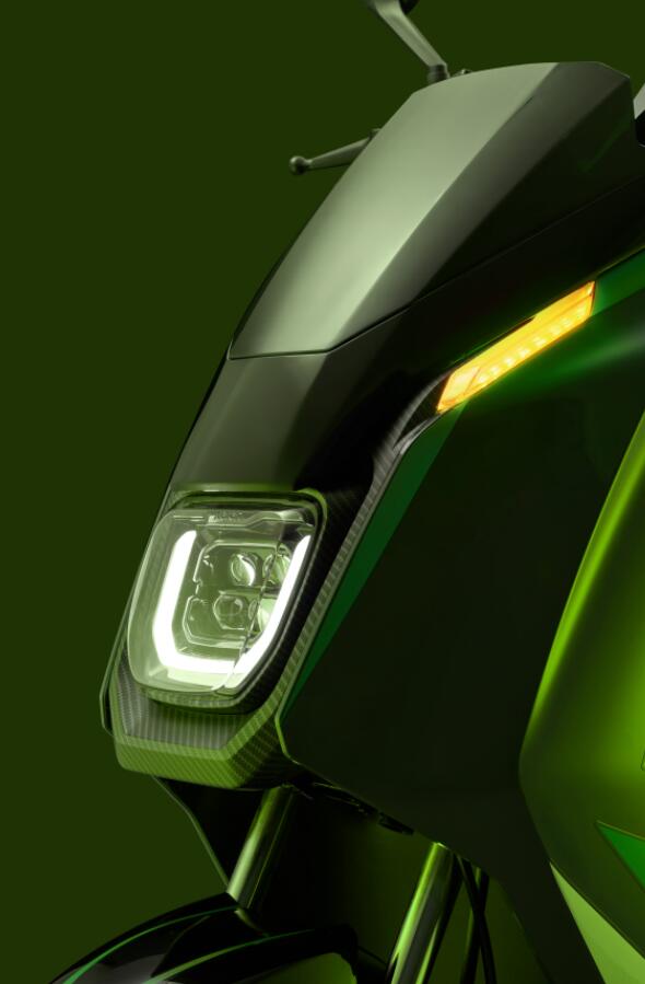 keren_electric's tweet image. 🏍️ **Power Meets Style** with the upgraded **SRT 5 Pro** – 75km/h speed and 1500W of raw power, now with sportier decals for a sleek look. 
The advanced 72V35Ah graphene battery ensures longer rides  ⚡

#ElectricMotorbike #PerformanceRide #GrapheneTech #EcoFriendlyTransport