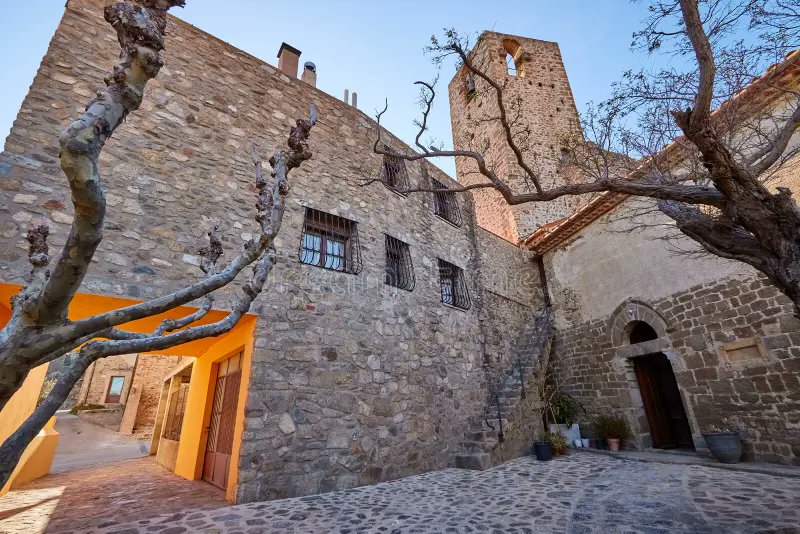 Cantallops, Alt Empordà: El lloc i l'església són esmentats el 844 en un precepte atorgat a favor del monestir de Sant Quirze de Colera, on consta que els monjos d'aquest cenobi havien poblat el territori i edificat l'església de Sant Esteve (de Cantalupis). El lloc pertanyia al