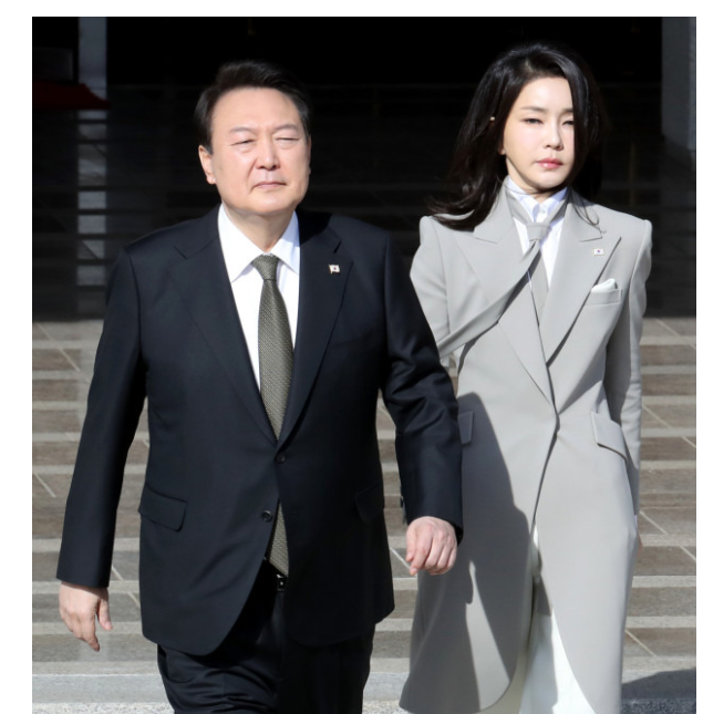 amnseoul's tweet photo. 현역 국힘 의원 2명 "김건희 총선 공천 개입"..野 "국정농단, 경악" https://t.co/dm0aBdP8S5
"5선 김영선에게 지역구 이동 요구..김건희-김영선 주고받은 텔레그램 확인"
野 "김건희 당무개입 선거개입도 특검법에 포함 시킬 것" https://t.co/dsDeLmZYRO