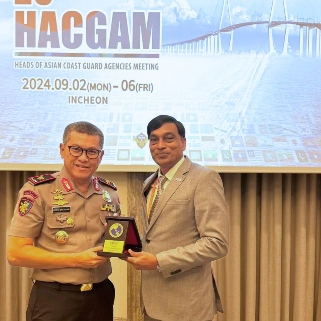 recaapisc's tweet photo. Mr Krishnaswamy Natarajan, Executive Director #ReCAAP, met with Police Brigadier General Hero Henrianto Bachtiar, Director of Indonesian Marine Police and Air Police Corps at the 20th #HACGAM.
Updated BG Hero on the latest situation of armed robbery against ships in the Singapore Strait, and commended him on the timely arrest of perpetrators in Indonesia ports and anchorages.
Discussed with the Indonesian Marine Police on information sharing, incident verification, updating on the latest situation and measures to adopt to mitigate risk.
#bilateraltalks #maritime #safetyatsea #Searobbery #HACGAM #shipping #safetyatsea #Indonesia