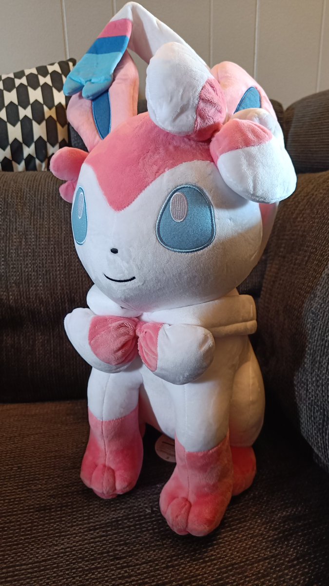 Chiko_Charm's tweet image. Got a Third Round jumbo #sylveon plush, thanks to help from the amazing @uLeeJulie ✨ Make sure to drop her a follow as well!✨ 🥰