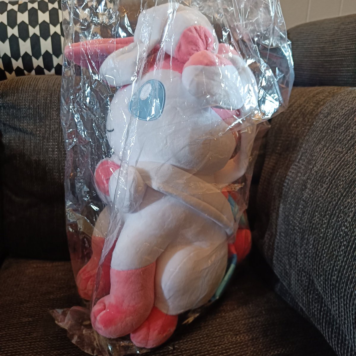 Chiko_Charm's tweet image. Got a Third Round jumbo #sylveon plush, thanks to help from the amazing @uLeeJulie ✨ Make sure to drop her a follow as well!✨ 🥰