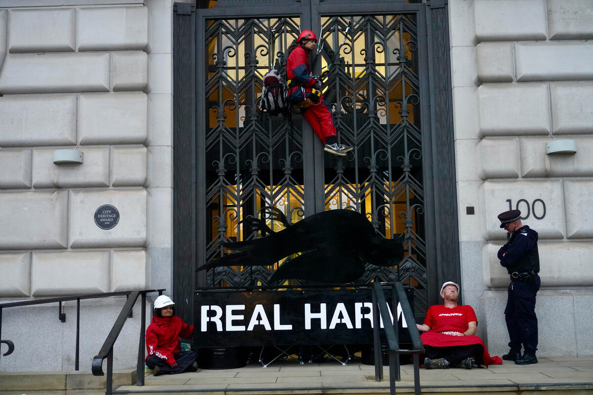 Greenpeace UK (@greenpeaceuk) on Twitter photo 🚨BREAKING: <a href="/GreenpeaceUK/">Greenpeace UK</a> have SHUT DOWN <a href="/Unilever/">Unilever</a> HQ in London. Activists have locked themselves to all building entrances.
We're bringing Dove's toxic business to a grinding halt because pretty ads can't hide ugly truths. Dove's plastic pollution ENDS NOW. 🚨BREAKING: <a href="/GreenpeaceUK/">Greenpeace UK</a> have SHUT DOWN <a href="/Unilever/">Unilever</a> HQ in London. Activists have locked themselves to all building entrances.
We're bringing Dove's toxic business to a grinding halt because pretty ads can't hide ugly truths. Dove's plastic pollution ENDS NOW.