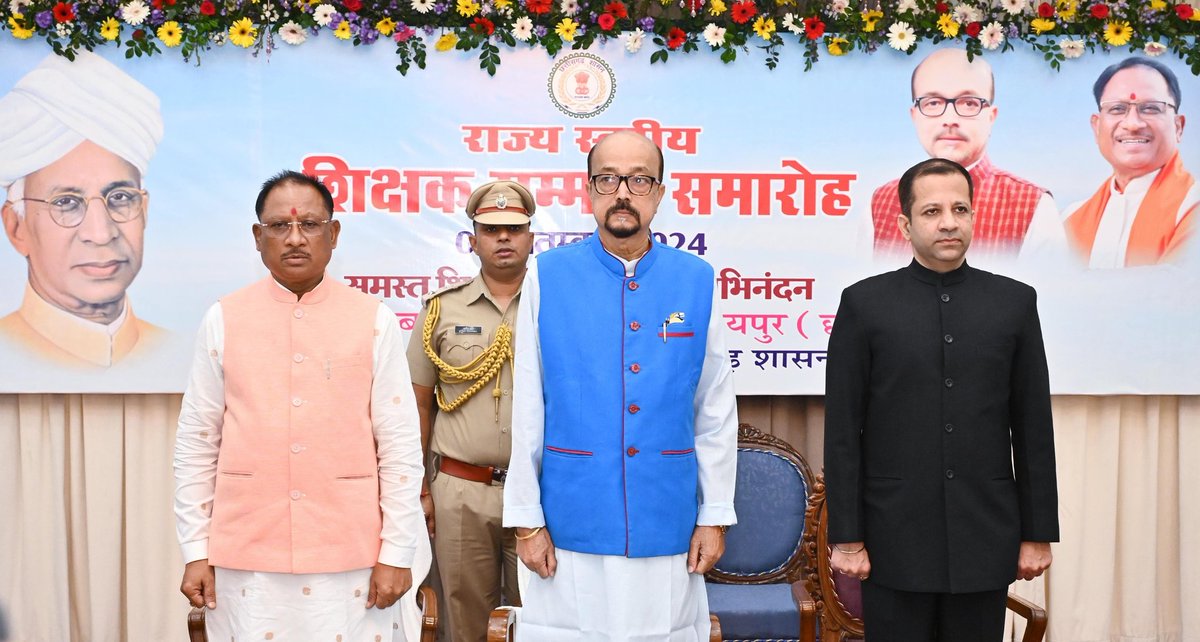 vishnudsai's tweet photo. आज शिक्षक दिवस के पावन अवसर पर राजभवन में आयोजित "राज्य स्तरीय शिक्षक सम्मान समारोह - 2024" में माननीय राज्यपाल श्री रमेन डेका जी के साथ सम्मिलित हुआ। समारोह में 52 शिक्षकों को राज्यपाल शिक्षक सम्मान और 3 शिक्षकों को प्रदेश के महान साहित्यकारों के नाम पर राज्य शिक्षक सम्मान स्मृति पुरस्कार से सम्मानित किया गया। 

शिक्षक, शिक्षा के माध्यम से समाज में सकारात्मक परिवर्तन लाने की क्षमता रखते हैं। वे उच्च नैतिक मूल्यों को विद्यार्थियों के जीवन में उतारकर अच्छा नागरिक तैयार करने में महत्वपूर्ण भूमिका निभाते हैं। आशा है कि श्रद्धेय डॉ. राधाकृष्णन जी के पदचिन्हों पर चलते हुए देश और समाज को सकारात्मक दिशा देने में सभी शिक्षकगण महत्वपूर्ण भूमिका निभाते रहेंगे।

प्रदेश के सभी शिक्षकों को पुनः शिक्षक दिवस की हार्दिक शुभकामनाएं।

@GovernorCG
@ramendeka16