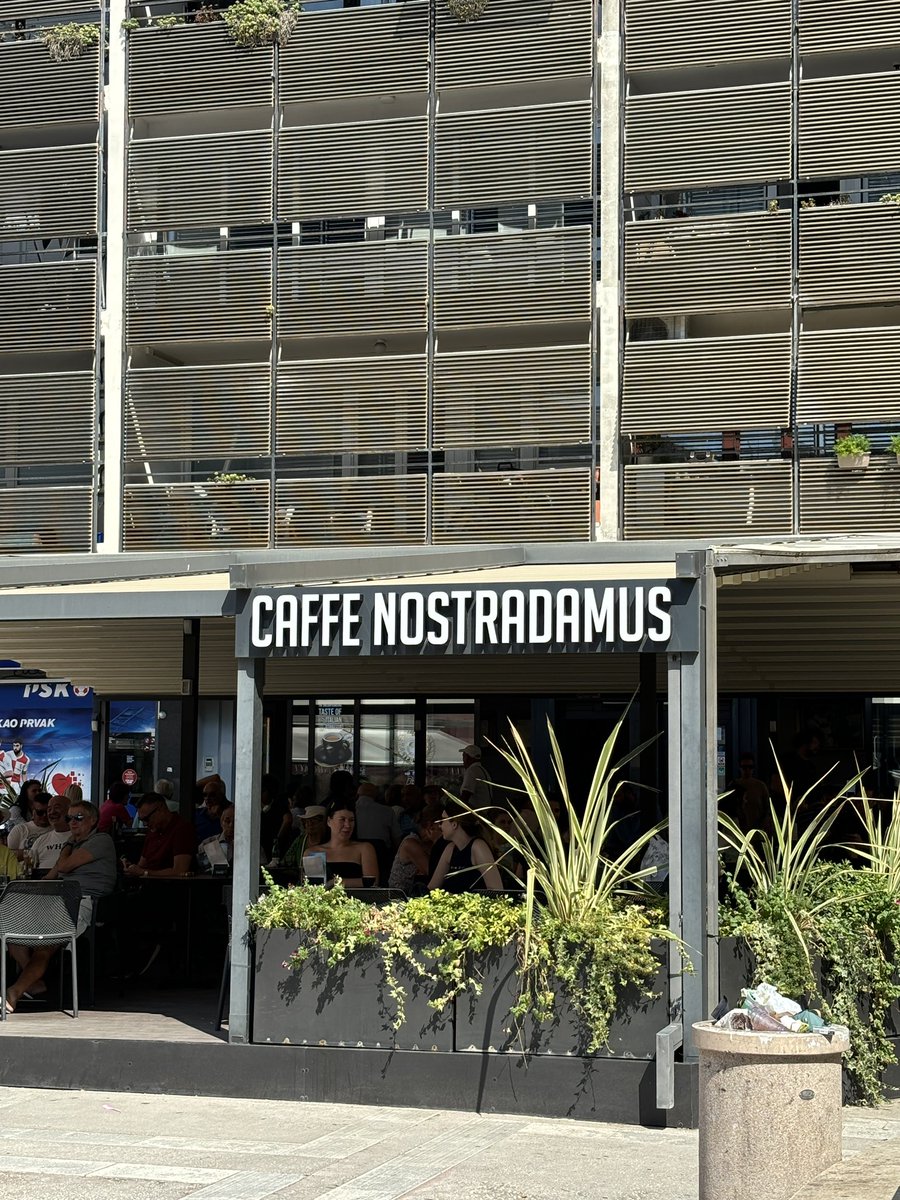 noro, vstopim v toti kafič nakar mi kelnar reče da so vedli da bom prišo in mi takoj prinese točno to kar an mislo naročit (kapučino pa jagodni sok s smetano)