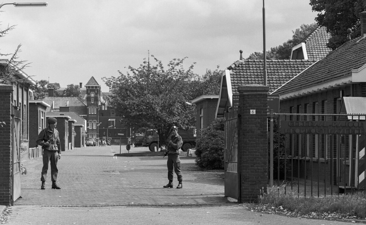 Nieuws013's tweet photo. Destijds: 1988 Toegangspoort Kromhoutkazerne https://t.co/nf71tp7MN8 https://t.co/malyTxGtxc