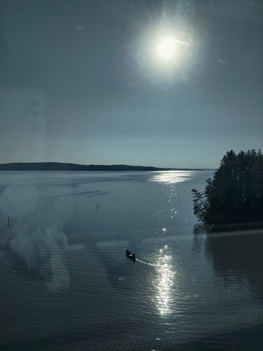 Terveiset aamujunasta Kiteen Syrjäsalmen tienoilta. Kalastajat täydentävät ikkunasta avautuvan idyllin. Isolla kirkolla tiedossa Rajapinta ry Meetup ja Liiketoiminta osaamisen verkko-opintokokonaisuuden ohjausryhmä Otaniemessä. Ja illalla Prinsessa Ruusunen Oopperan baletissa. 🩰