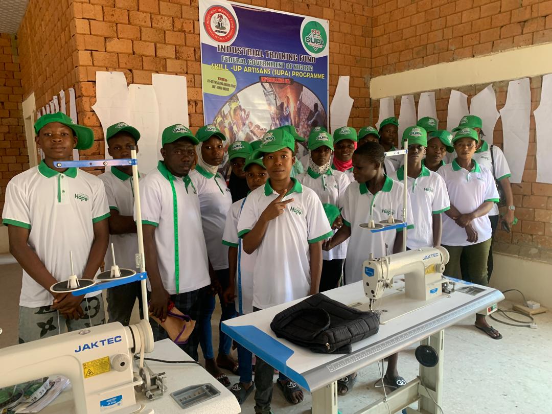 Dr_AfizOgun's tweet photo. From sewing machines buzzing to scissors cutting through various materials, our participants are acquiring new skills and confidence.

Empowering local artisans, one stitch at a time!

#SUPAProgram #OndoState #Nigeria #ArtisanDevelopment #TailoringSkills https://t.co/ieHGvNJ8uY