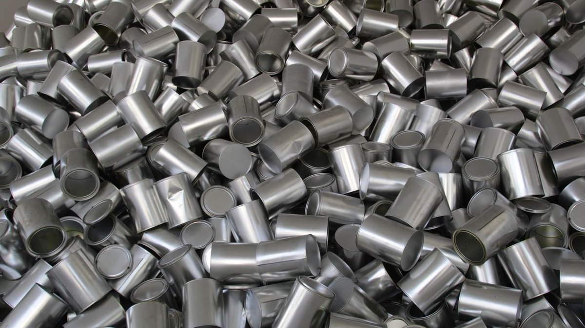 WorldMarketsDa1's tweet photo. #GoldmanSachs has cut its predictions for #copper prices in 2025 to $10,100 per ton, down from the earlier projection of $12,000 by late 2024.
#Aluminum prices also saw a revision, now set at $2,540 per ton next year from $2,850, reflecting wider 
#economic challenges. https://t.co/2YkTr5akTs