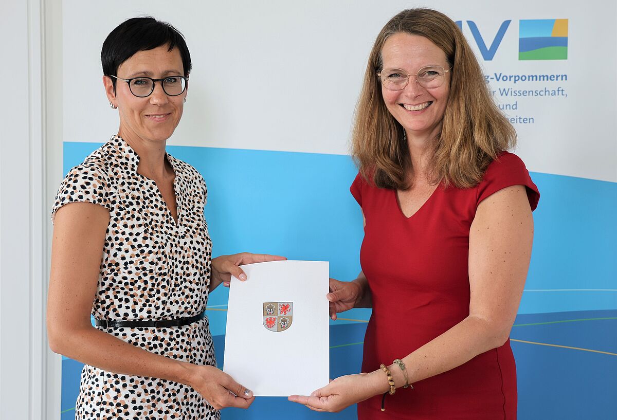 Uni Greifswald (@uni_greifswald) on Twitter photo Dr. jur. Juliane Huwe wurde am 3. September von Wissenschaftsministerin <a href="/BettinaMartin4/">Bettina Martin</a> zur neuen Kanzlerin der #UniGreifswald ernannt. Sie ist die erste Kanzlerin seit Gründung der Universität im Jahr 1456. ▶t1p.de/tcc60 Dr. jur. Juliane Huwe wurde am 3. September von Wissenschaftsministerin <a href="/BettinaMartin4/">Bettina Martin</a> zur neuen Kanzlerin der #UniGreifswald ernannt. Sie ist die erste Kanzlerin seit Gründung der Universität im Jahr 1456. ▶t1p.de/tcc60