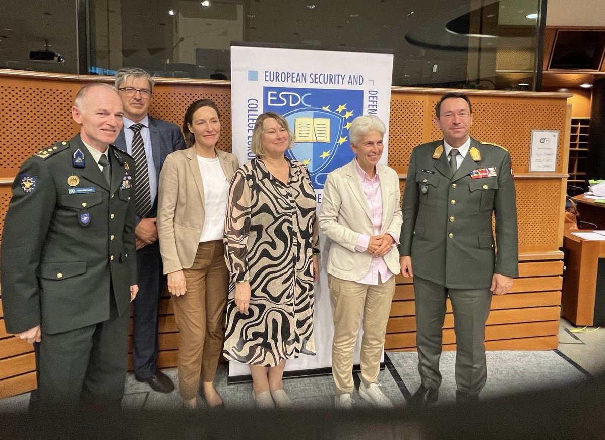 Interessante erste Diskussion mit dem Verteidigungsausschuss des Europäischen Parlaments <a href="/Europarl_EN/">European Parliament</a> über 🇪🇺 Militäreinsätze.
Core messages:
"Remain globally engaged, make best use of the integrated approach, improve impact assessment, avoid overpromising and underdelivering."