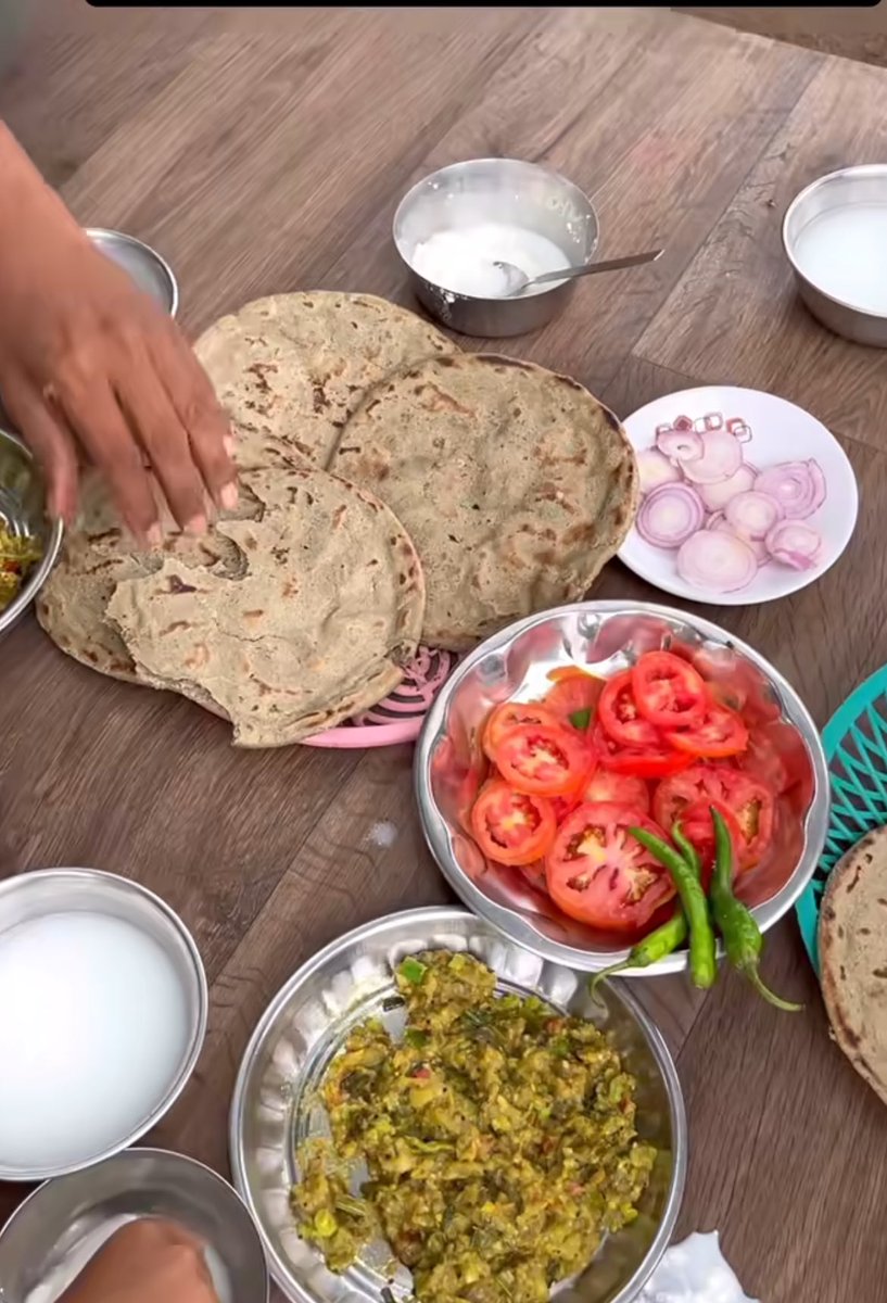 ગામડાનું મનગમતું ભોજન એટલે દેશી ચૂલા ઉપર બનેલા બાજરા ના રોટલા,રિંગણાનો ઓળો,છાસ અને અથાણું👌✨

#હા_અમે_ગુજરાતી
