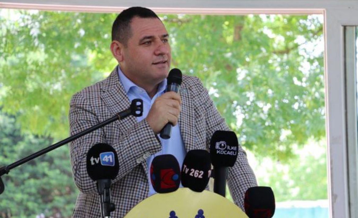 Açıklanan büyüme rakamları,
Geçim sıkıntısı çeken millet,
Ekonominin büyümesini birde emekliye sorun.
#Emekli