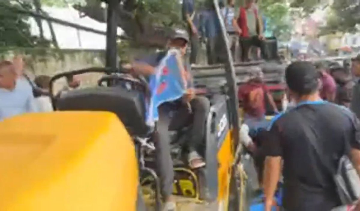 Kalphung thar hmathehtu ZPM te kawng siam theih loh chu a hunlaia contract thawk tam pawisa ngah turu MNYF president RRR-a hoin an siam, kawng tawite an siam avangin Aizawl traffic nasa takin a jam, ZPM siam theih loh kawng chhia MNYF in tawite an siam avanga tuartu chu mipuite.