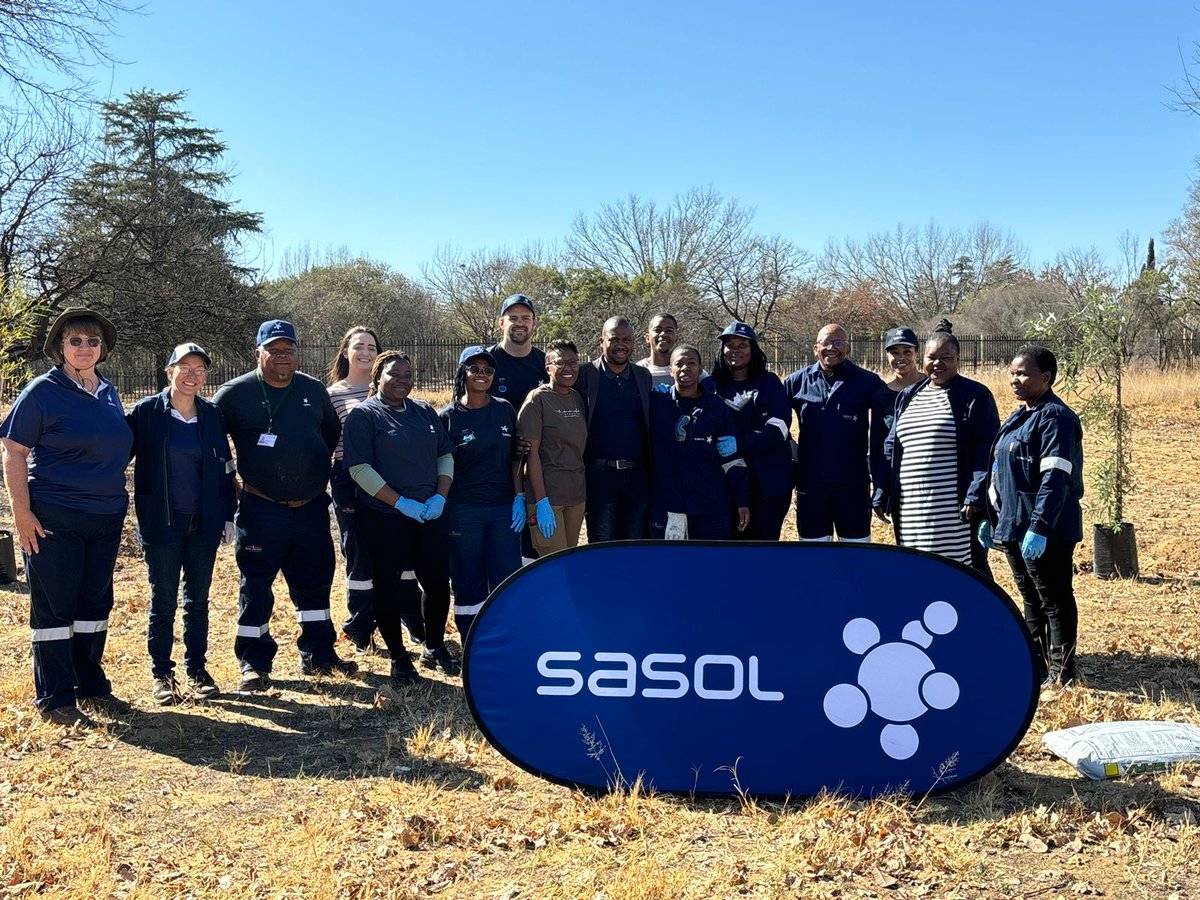 150 colleagues from <a href="/SasolSA/">Sasol</a> giving their time to improve the environment. We are planting trees across Metsimaholo Local Municipality because we CARE. #SasolinSociety #SasolForGood #ArborWeek