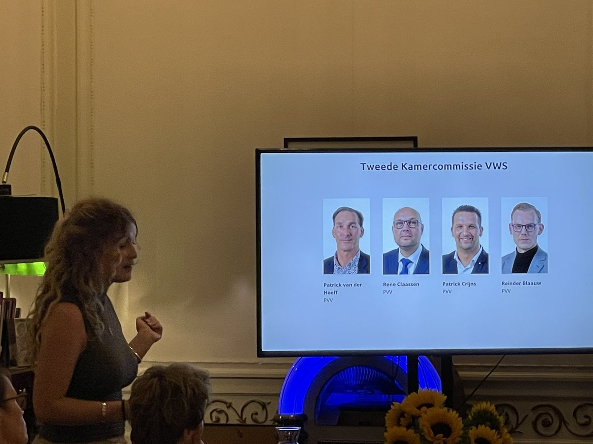 Wandeling door de leden van de vaste Commissie VWS onder meer: <a href="/Claassen_pvv/">René Claassen</a> en <a href="/PCrijnsPVV/">Patrick Crijns</a>  tijdens de Masterclass Haegsche lobby.