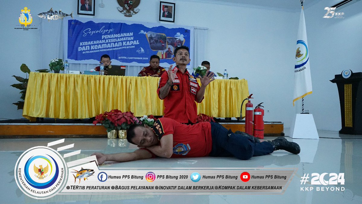 Humas_PpsBitung's tweet photo. (5/9) Kepala PPS Bitung membuka kegiatan Sosialisasi Penanganan Kebakaran, Keselamatan dan Keamanan Kapal di Pelabuhan Perikanan.ini penting diketahui oleh Nahkoda kapal agar dapat mencegah kebakaran di kapal. Narasumbernya Dinas Pemadam Kebakaran Kota Bitung dan Direktorat KAPI https://t.co/uN2bTlqvXI