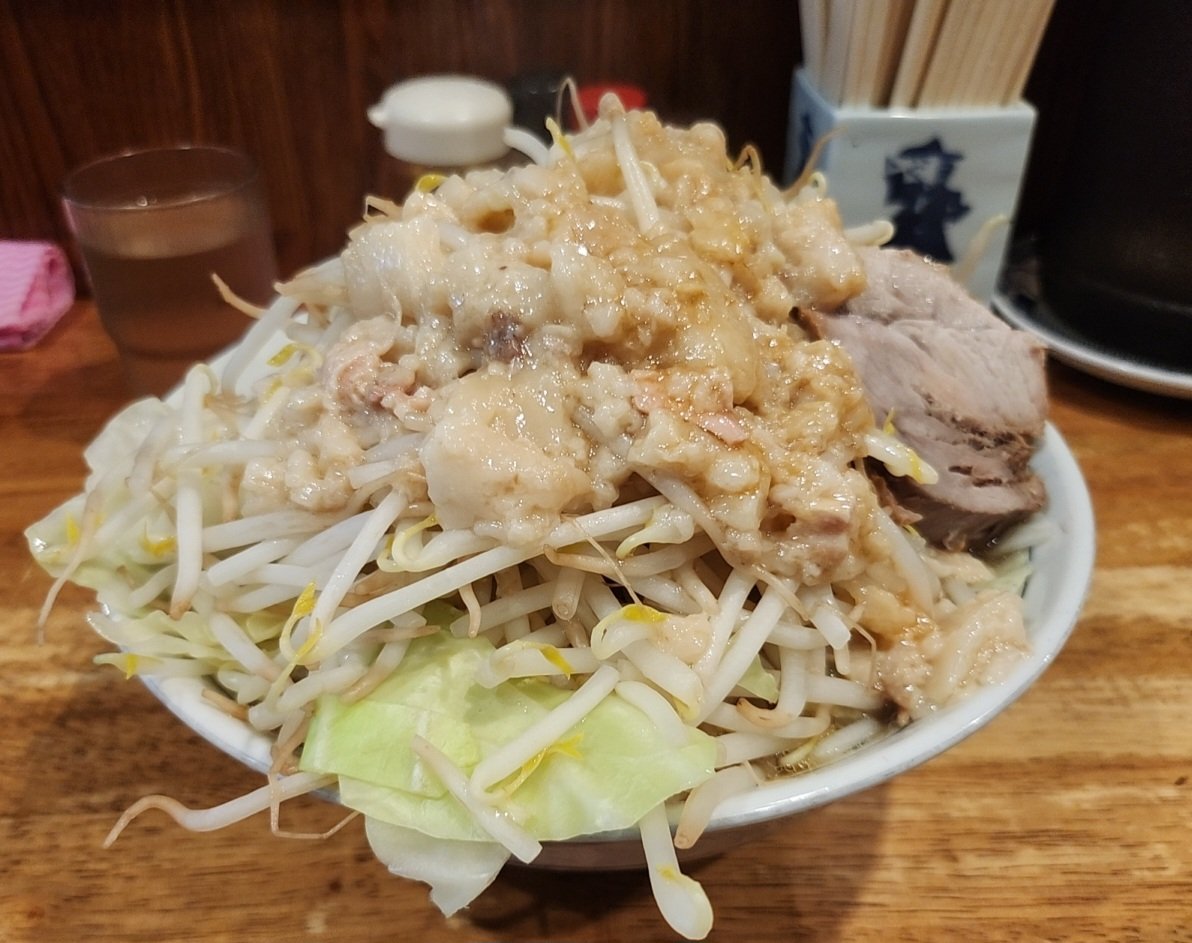 zenmasikun's tweet photo. 2024/9/5　🆕大勝軒(飯田橋店)
【注文&amp;コール】豚麺(肉2枚) 320g 
ニンニク抜きの野菜増し🥗
スープはあっさりのさらさら系でヘルシーだったからカロリー0️⃣✨
豚は分厚くて固めだけどしっかり味染みてて旨かった🐖量的に終盤ヤバかったけどなんとかペロリして来たよっと😋
#二郎系 #ラーメン #マシ https://t.co/tcoRDq7v74