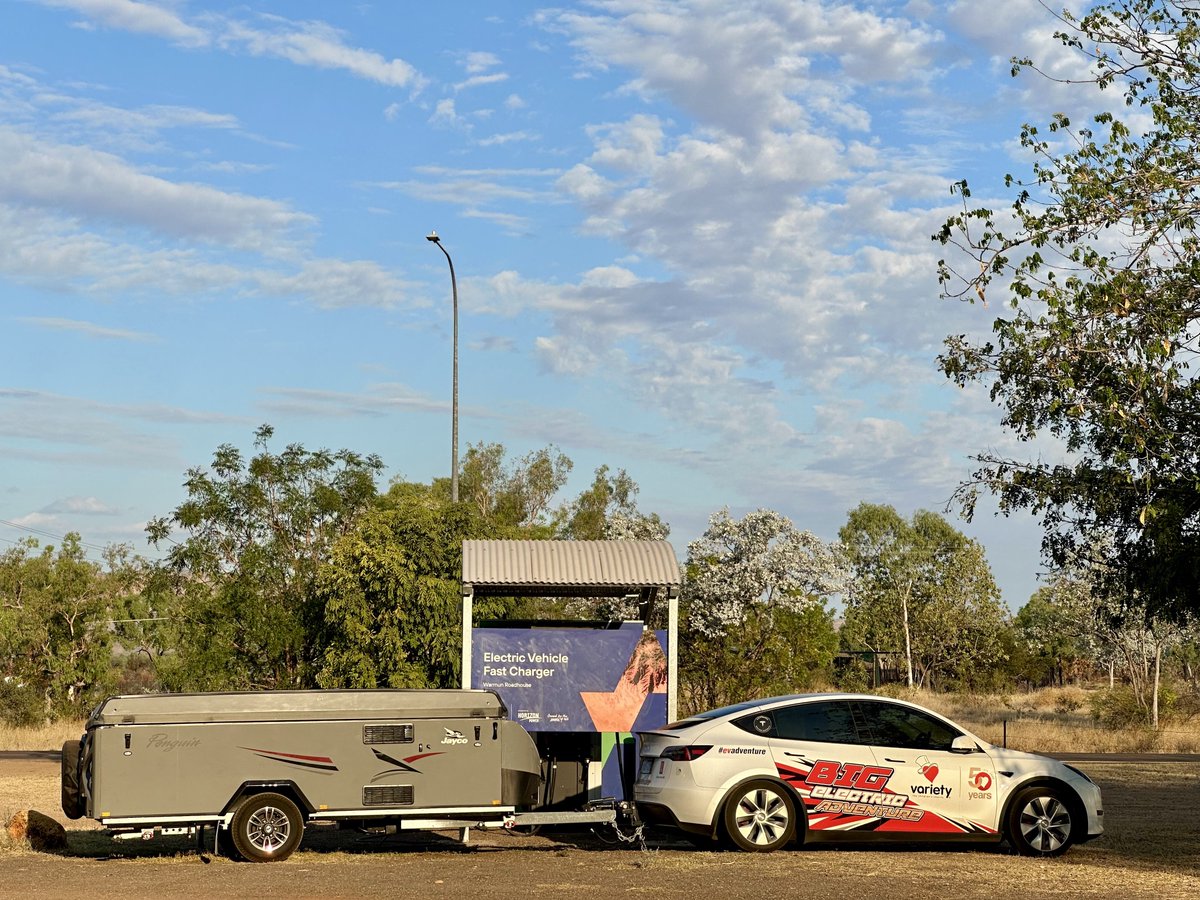 harald_murphy's tweet photo. #evadventure
#AUSYLongLap #AUSYVanTour
@VarietyAU
@Tesla @TeslaAUNZ #ModelY
Day 4
Arrived #Warmun #WesternAustralia after traveling 154km from #HallsCreek. Efficiency 308Wh/km. Charging at the @HorizonPower_WA #WAEVNetwork 150kW @KempowerOyj #FastDC charger.
Also simultaneously charging the caravan at 15kW from the Type 2 AC outlet.