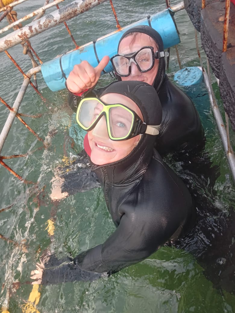 TheSharkladySA's tweet photo. Make memories that you'll not soon forget... 🦈🤿

#SharkladyAdventures #Sharklady
#SharkCageDiving #CageDiving #EcoTour #SharkExperience #EcoTourism #HermanusTourism #Gansbaai #Kleinbaai #Sharks #CageDivingTours https://t.co/wV8ymo10mI