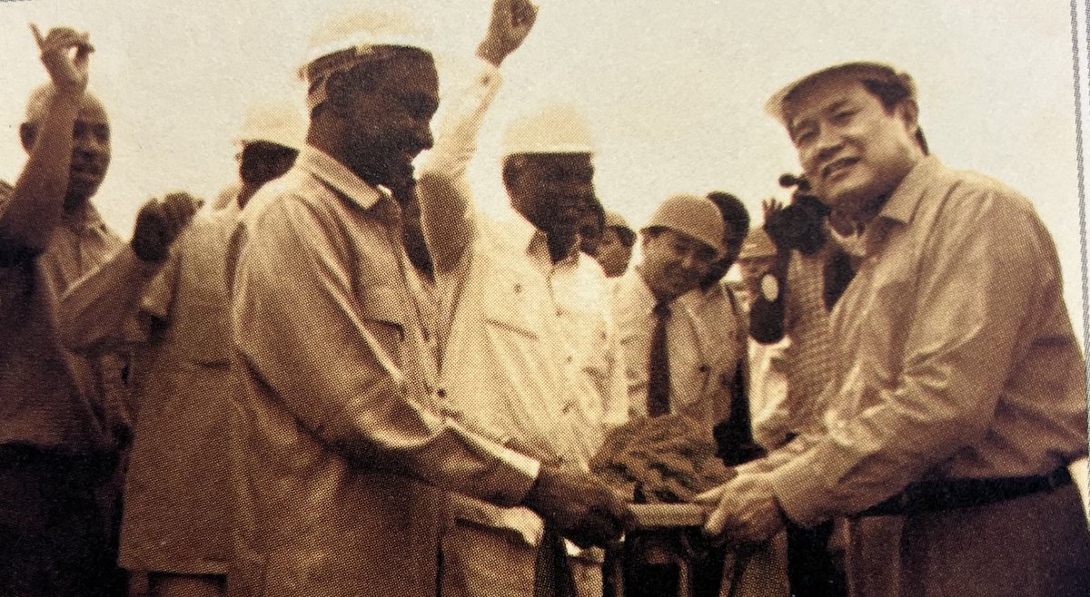 LukePatey's tweet image. In July 1999, Sudan’s vice-president &amp;amp; China’s future security czar turned a valve to make the African country’s oil dream a reality. In these heady days of China-Africa relations, with Beijing's $50 billion promises at FOCAC, it is important to look at how individuals matter 🧵
