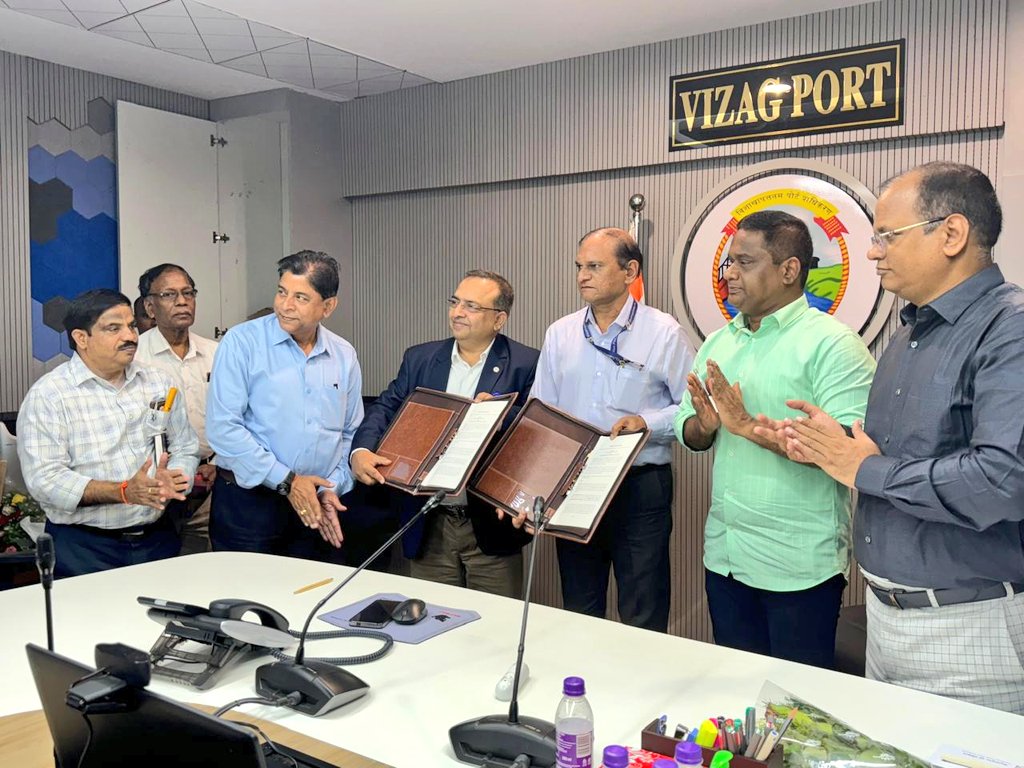 vptIndia's tweet image. VPA have entered into an #MoU with @MECONLimited to utilise their expertise for #Engineering and #ProjectMonitoring Consultancy in various Developmental and Infrastructural Initiative Viz., Construction of STP, Strengthening of Stackyards, construction of Dome Structures,…