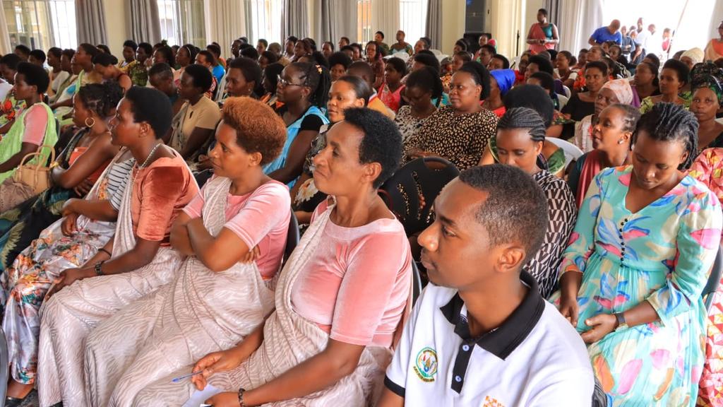 Kirehe District (@kirehedistrict) on Twitter photo Umuyobozi w'Akarere wungirije ushinzwe imibereho myiza <a href="/JanviereMukand4/">Janviere Mukandayisenga</a> mu nama rusange y'inama y'igihugu y'abagore 2024/2025 yabibukije ko urugo rugizwe n'umugore umugabo n'umwana abasaba ko kugira ngo umuryango ubeho neza bagomba gufatanya bagakora bashaka ibibateza imbere. Umuyobozi w'Akarere wungirije ushinzwe imibereho myiza <a href="/JanviereMukand4/">Janviere Mukandayisenga</a> mu nama rusange y'inama y'igihugu y'abagore 2024/2025 yabibukije ko urugo rugizwe n'umugore umugabo n'umwana abasaba ko kugira ngo umuryango ubeho neza bagomba gufatanya bagakora bashaka ibibateza imbere.