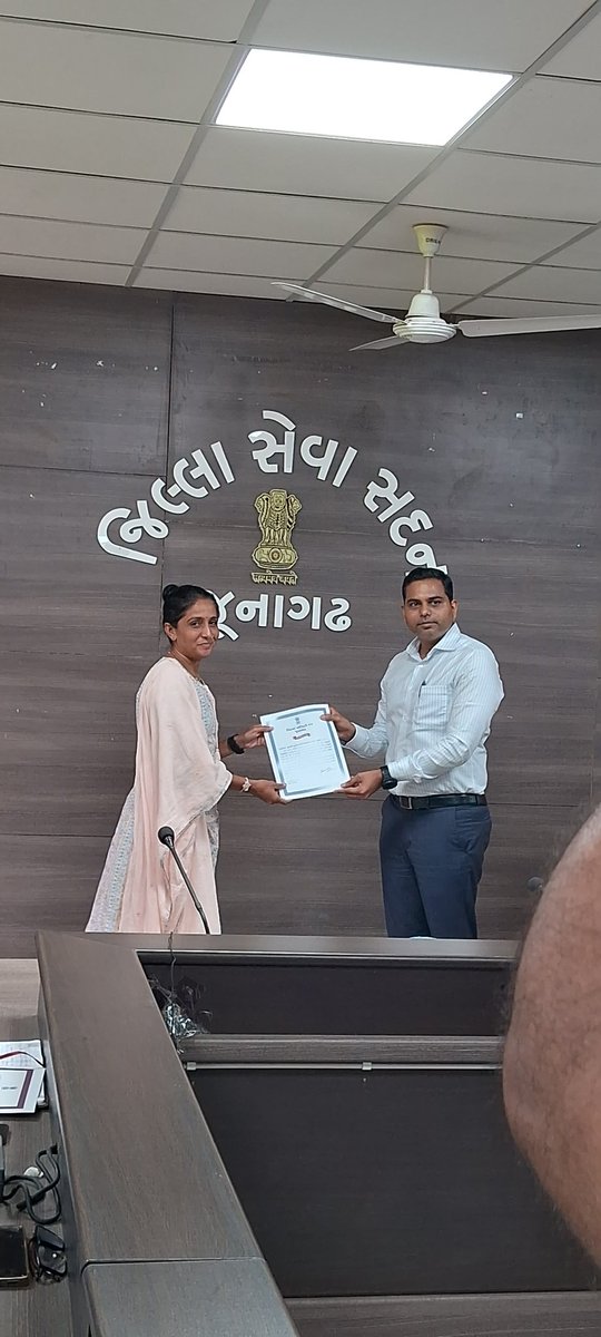 gramsevak_jnd's tweet photo. જૂનાગઢ જિલ્લામાં પડેલ અતિભારે વરસાદને કારણે જિલ્લા વહીવટી તંત્ર દ્વારા સોંપવામાં આવેલ ડિઝાસ્ટર ની કામગીરી તથા પાક નુકસાની સર્વે માં ઉત્કૃષ્ટ કામગીરી બદલ જૂનાગઢ કલેકટરશ્રી અનિલ રાણાવસિયા સાહેબ દ્વારા જૂનાગઢ જિલ્લાના ગ્રામસેવકોનું સ��્માન કરવામાં આવ્યું..@CMOGuj @collectorjunag https://t.co/9XtIQFAhN7