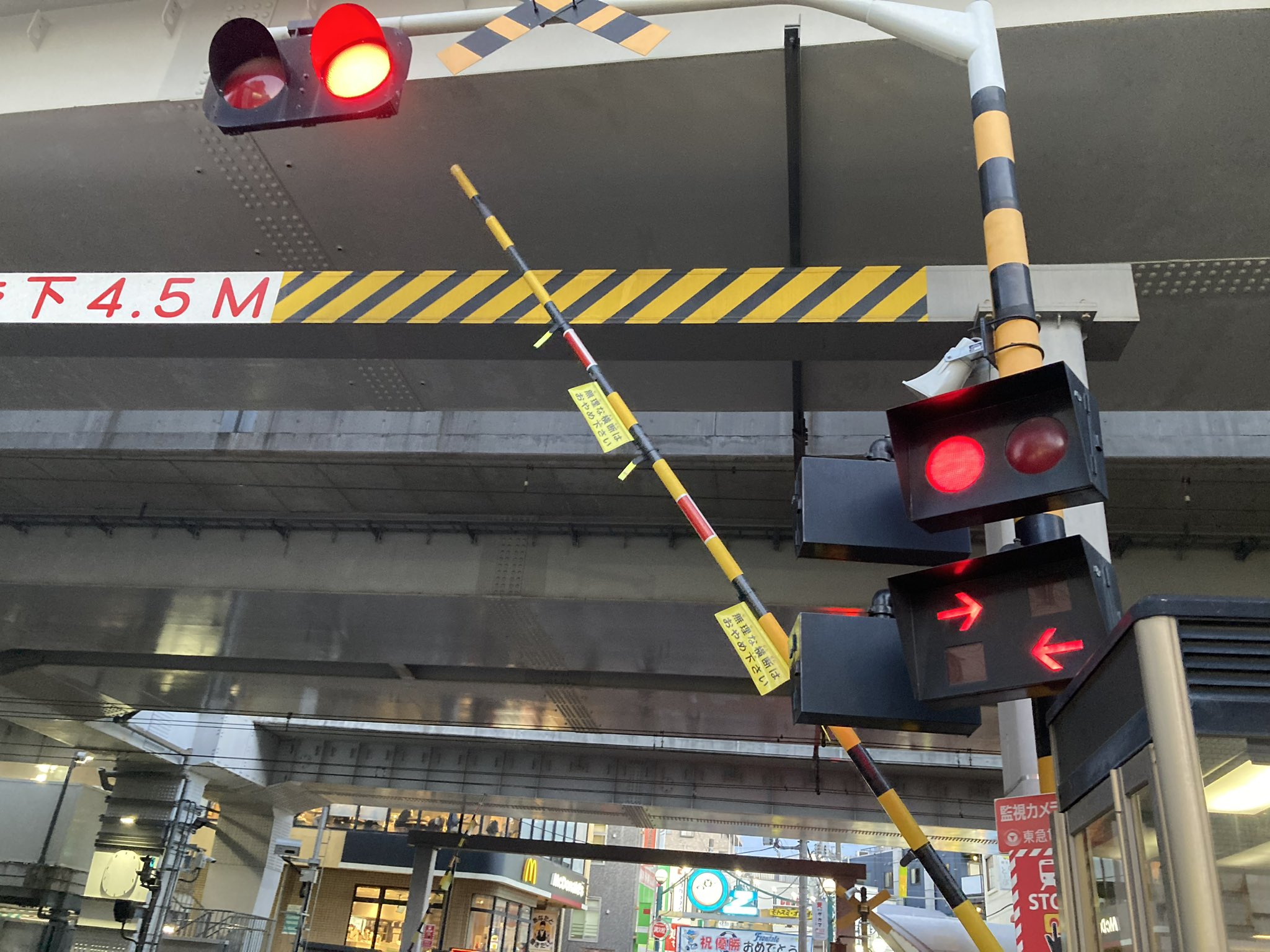 【在庫残1】踏切警報機　列車進行方向指示器　両面型　LED型　AC110V 製品紹介 列車進行方向指示器｜東邦電機工業株式会社