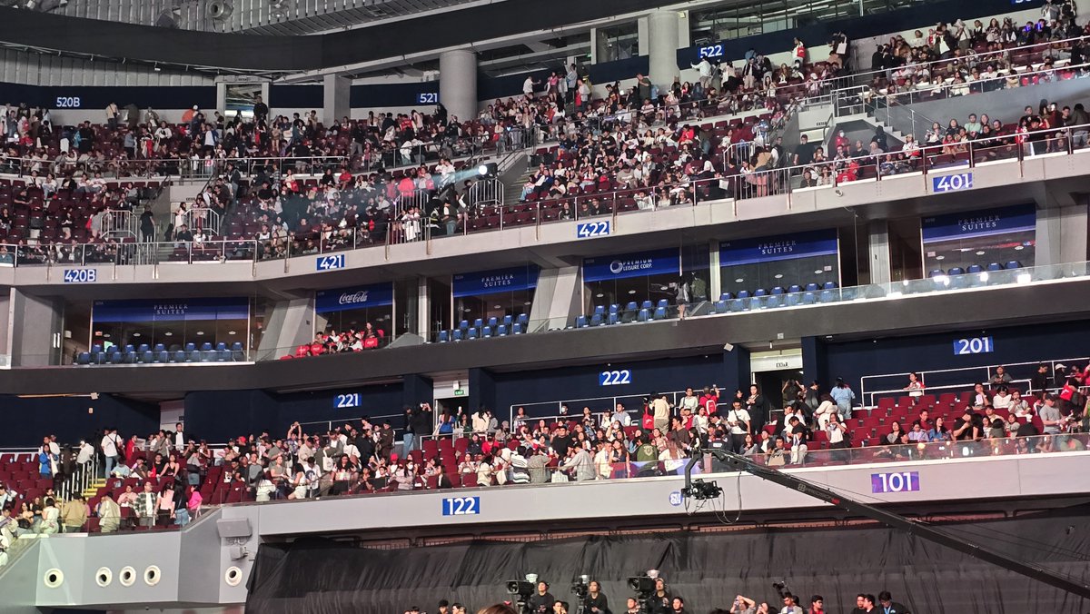 GrantSor's tweet photo. People(yes people, not the tokki fandom in general) immediately leave right after NewJeans' performance.
The program is still ongoing, the artists are taking a group pic.
It's just disrespectful to our very own local artists.
#CokeStudio #UltimateFandomConcert #NewJeans https://t.co/BCqNyeClY1