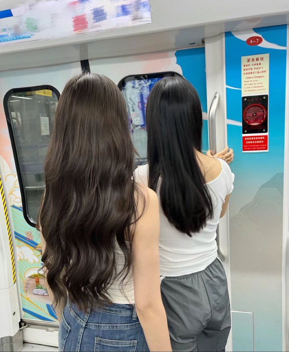 4nAtumilK_4HInE's tweet image. 秋冬に向けてダークカラーにしたい時。
暗髪でも真っ黒じゃなく『透明感のある色味したいなら左』て投稿見て保存したんだけど、美容師さんオーダーする際に役立ってる