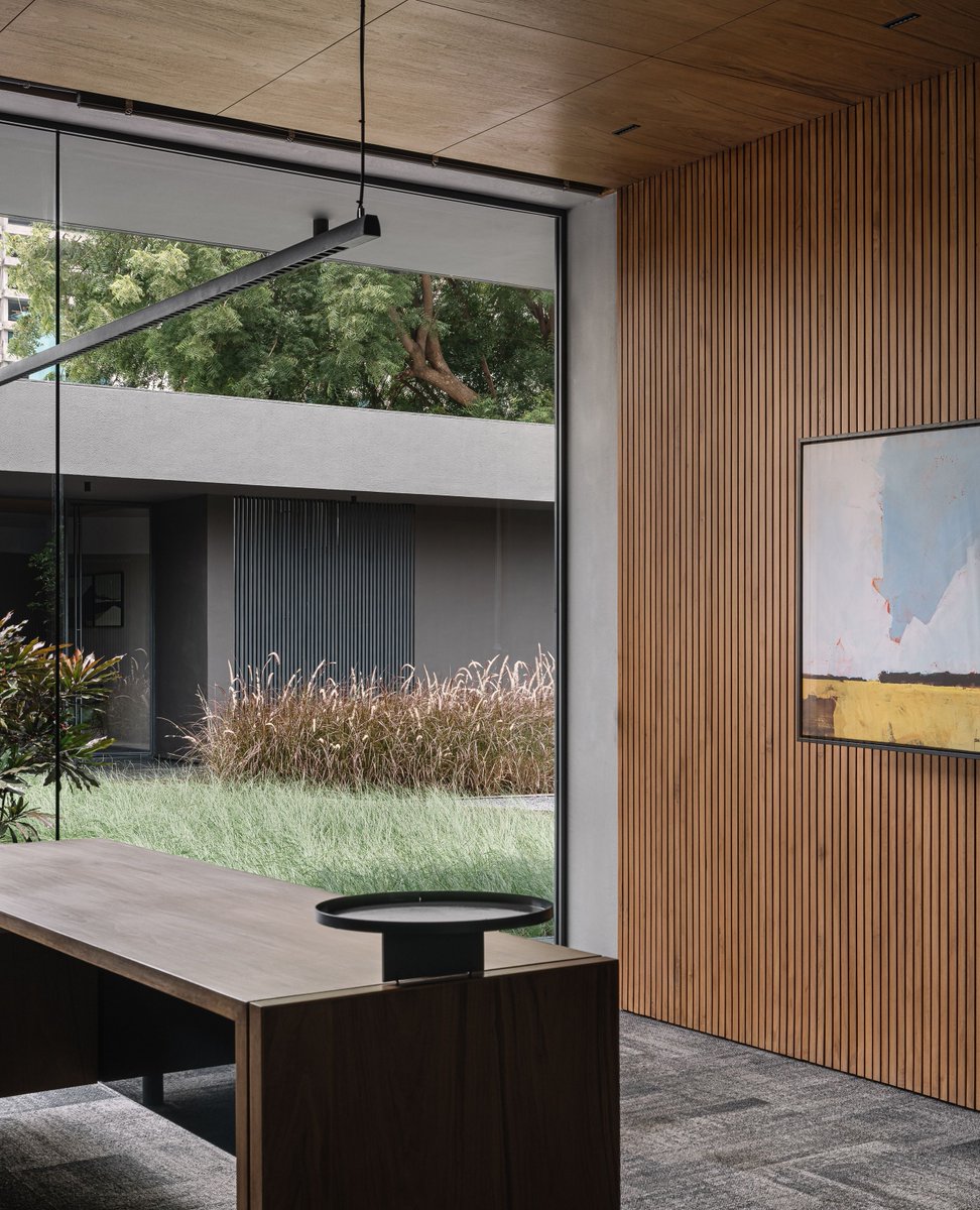 elledecorindia's tweet image. Read more: shorturl.at/eKrp0

#EDDesign Minimalism can be layered and this real-estate office by Workshop Inc in Ahmedabad proves it

#elledecorindia #elledecor #ahmedabad #officedesign #workshopinc #workspacedesign #luxurydesign