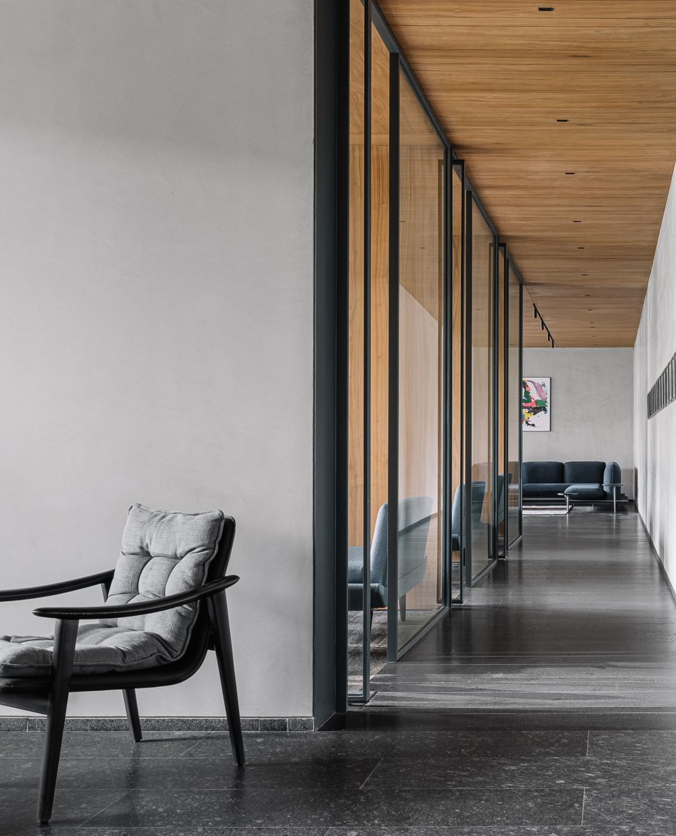 elledecorindia's tweet image. Read more: shorturl.at/eKrp0

#EDDesign Minimalism can be layered and this real-estate office by Workshop Inc in Ahmedabad proves it

#elledecorindia #elledecor #ahmedabad #officedesign #workshopinc #workspacedesign #luxurydesign